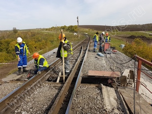 Алмазная канатная резка железнодорожного моста в ОКНО, днём