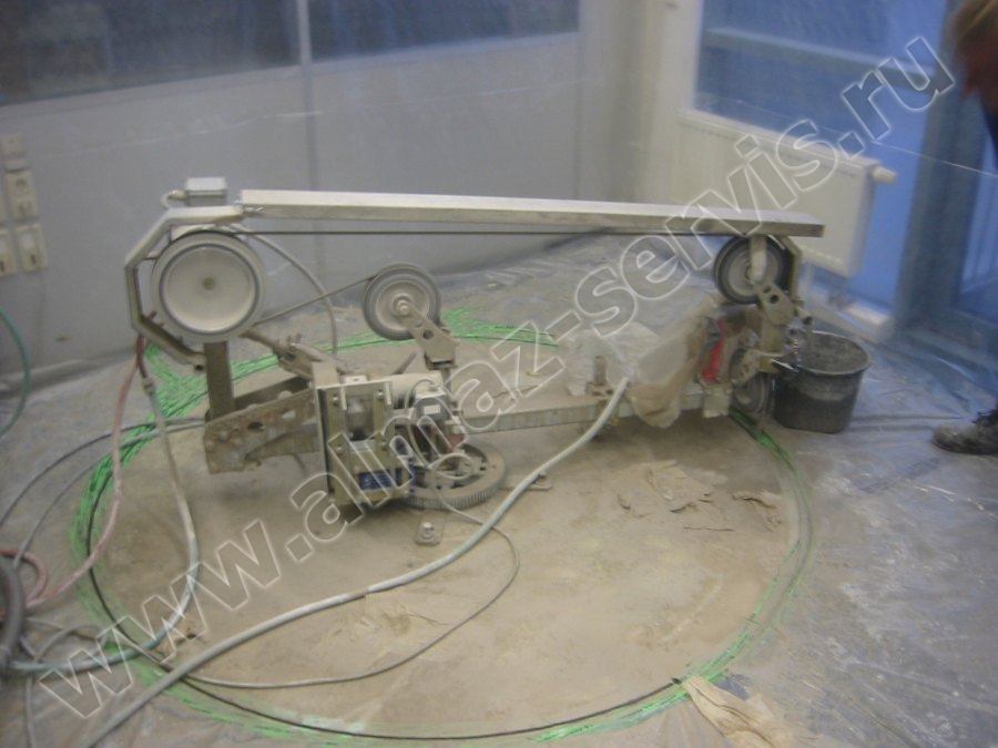 Алмазная циркульная резка канатным автоматом, процесс пиления